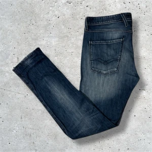 Replay Anbass jeans - Säljer dessa riktigt snygga jeansen från Replay | W34 L34 | modell: Anbass | skick: 8,5/10 | Hör av er vid frågor, pris kan diskuteras vid snabb affär!