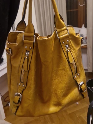 Brun vintade väska - Medel stor många fack köpt på plick några skråmor fråga för bild❤️