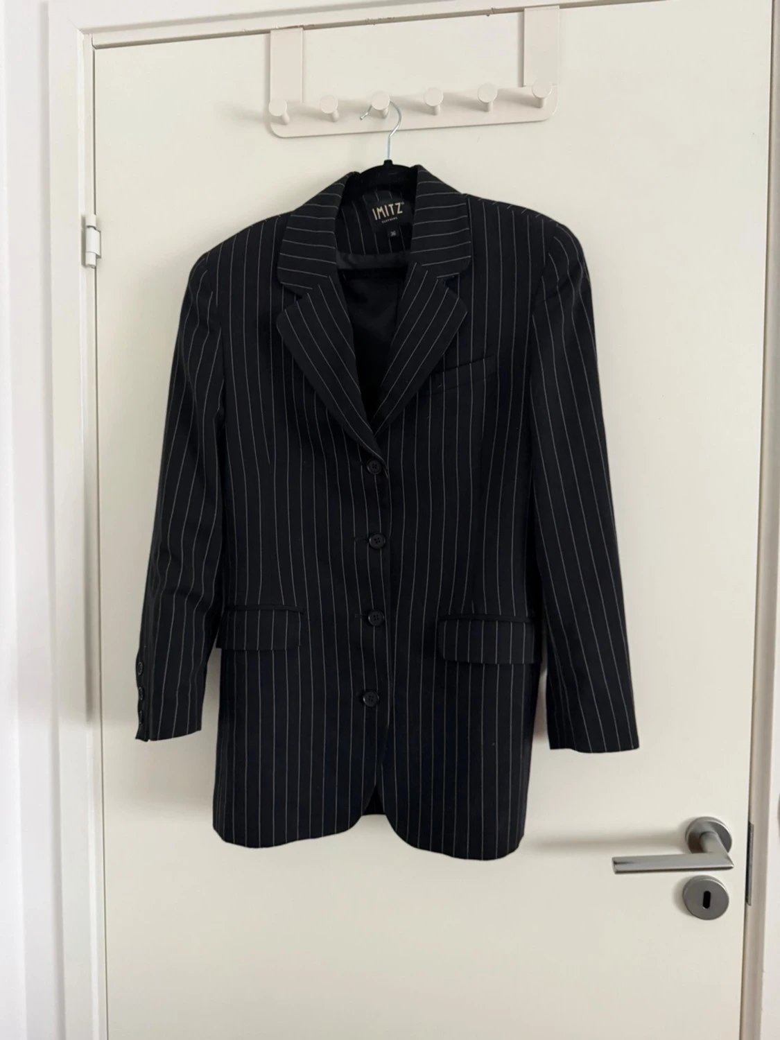 Svart randig kavaj från IMITZ