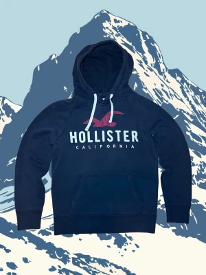 Hollister hoodie S - Säljer en sjukt fet Hollister hoodie som passar S. Tröjan är i bra skick 8/10. Den är igentligen Svart men ser mörkblå ut på bilderna😀