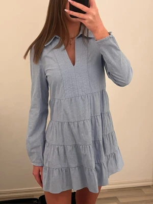 Ljusblå volangklänning från Zara - Supersöt! Aldrig använd 