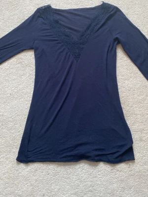 Intimissimi tröja  - Säljer denna tröja från intimissimi med spets! Den har inga defekter och är u severänt skick!
