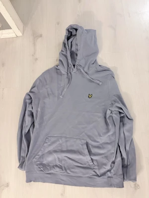 Ljus grå Lyle & Scott hoddie - Säljer en ljus grå Lyle & Scott hoddie i jätte fint skick, inte använd många gånger. storlek 2XL