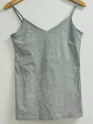 Grå linnetopp från 157, XL - Säljer en enkel och stilren grå linnetopp från 157 i storlek XL,  i mycket gott skick som ny. Materialet är mjukt och stretchigt med 85% bomull, 10% viskos och 5% elastan. Perfekt till jeans eller kjol!