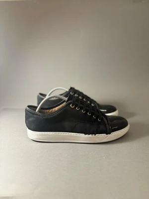 Lanvin skor  - Lanvins i fint skick med glans ! , skorna i sig är fina och funkar utmärkt att använda , sulan har en liten glipa . OBS Brännt mocka 