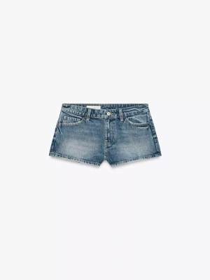 Blå jeansshorts från Zara, strl 32 - Säljer ett par klassiska blå jeansshorts från Zara i storlek 32. De har fem fickor, bälteshällor och råa kanter nertill för en avslappnad vibe. Perfekta till sommaren och gjorda i bomull för en skön känsla.