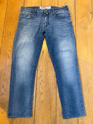 Jacob Cohën - Säljer ett par fel fria Jacob Cohën jeans i väldigt bra skick med en fin tvätt. Jeansen är riktigt fräscha, till och med insidan är i nyskick. De är i storlek W32. Hör av er vid frågor.