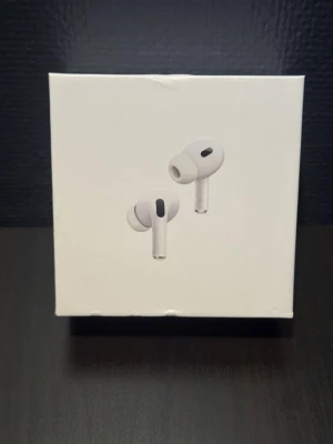 AirPods Pro (2nd generation) - AirPods Pro Gen 2 i mycket fint skick Säljer mina AirPods Pro Gen 2 som är oanvända. Anledningen till försäljningen är att jag redan äger ett annat par.  Originalkartong samt garanti ingår.    Pris:1200kr,Kan diskutera vid snabb affär. (Inget kvitto)