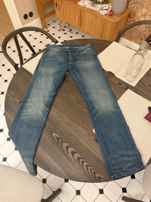 Levi's 513 blå jeans W31 L32 - Säljer ett par klassiska Levi's 513 jeans i blå tvätt med snyggt slitna detaljer. Modellen har rak passform och normal midja. Jeansen är i mycket bra skicka. Passar slim/rakt. 