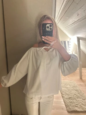 Söt vit blus - Prislappen är kvar! 