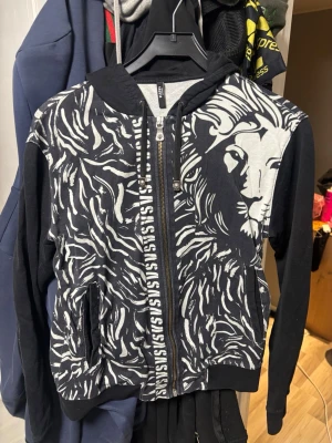 Versace versus hoodie  - Har en äkta versace versus hoodie nypris ligger mellan 2500-3000kr priset kan diskuteras. Hör av om de är något 
