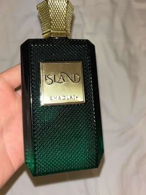 Khadlaj island - Riktigt fin parfym som är inspirerad av JPG le beau le parfum. Doften är väldigt somrig och luktar ungefär som en drink vid stranden nånstans i mellan Amerika. Max 5 ml användt. Doften var inte riktigt för mig men många andra vet jag gillar den. Original pris ligger på 499