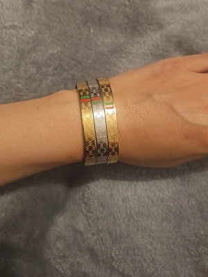 3 armband - 3 armband i guld silver och bronsfärg. Använd ett par gånger, stainless steel