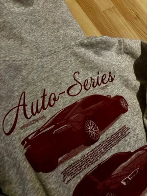 Hoodie  tygtryck - Tjena, säljer nu denna riktigt feta hoodien i storlek XS. Den är i mycket bra skick och det är bara höra av er vid frågor eller funderingar!