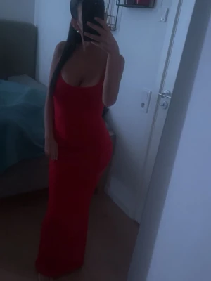 Röd långklänning - Säljer en tajt röd lång klänning som sitter jätte fint