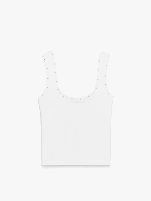 Vit linnetopp med pärldetaljer - Supersöt vit linnetopp med breda axelband och vågig kant. Toppen har små pärlor längs kanten som ger en extra touch. Perfekt att styla med jeans eller kjol för en fräsch look.