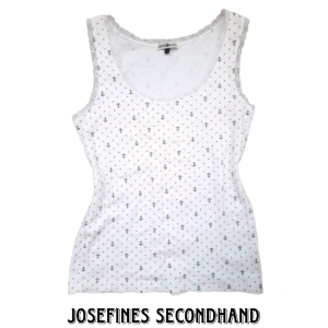 Coquette topp från Hampton Republic - Gulligt vitt linne från Hampton Republic med blå-rött mönster. Är i storlek M men passar även S. Använd gärna prisförslag/köp nu funktionen