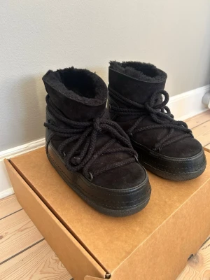 Svarta inuikki classic boots 37 - Svarta inuikki boots i storlek 37. Mocka och skinn. Sparsamt använda, lite slitage på snörena som det lätt blir men som enkelt byts. Originalkartongen medföljer. Nypris 3599💓