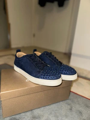 Mörkblåa Louboutin skor - Säljer dessa stiliga dojjor då det ej används så ofta och bara samlar damm i garderoben. Sparsamt använda men finns några tecken på användning. Ska inte vara något besvär att få dom se fräscha igen! 🧼 box och påse fås med om så önskas.
