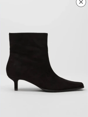 Svarta mocka stövletter med låg klack - Snygga boots från Nelly. Helt nya med kartong, endast testade inne. Storlek 38-39. Nypris: 499kr