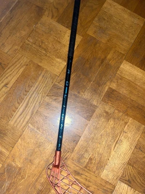 Innebandy klubba - Hej! Säljer en blå pro light limited edition hela klubben är ungefär 86 cm! Kan diskutera pris 