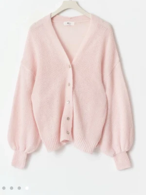 Ljusrosa stickad kofta med knappar - Superfin ljusrosa stickad kofta från Gina I wool blend kollektionen🫶🏻