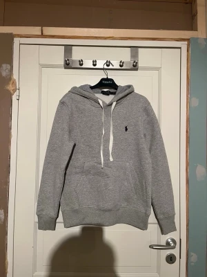 Polo Ralph Lauren hoodie - En polo hoodie i skicket 10/10 som aldrig är använd, den är i storlek S och i modellen slimfit, skriv vid frågor