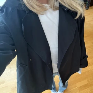 Mörkblå kort trenchcoat  - Mörkblå kort trenchcoat från Massimo Dutti