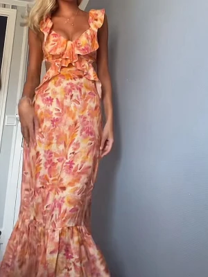 Orange coral maxi summer dress  - Selling this beautiful summer dress from Zara, size S. Shipping included in the price, see my bio for more information about shipping from England to Sweden. Zara 2023 collection dress (very rare) message me with any questions🪸