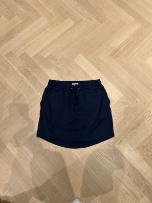 Mörkblå kortkjol från Zink - Säg den är jättefina marinblå kjolen ifrån Zink i st S. Den är använd ändas 2 gånger så är i fint skick. Skriv om ni vill ha bilder på💕pris kan diskuteras