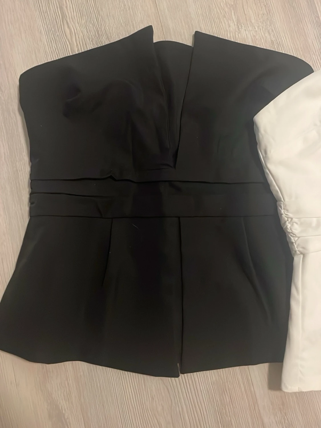 Svart och vit axelbandslös korsettopp - 1