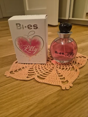 Bi-es L'eau de Lilly EdP - Söt och ungdomlig parfym med rosa flaska och hjärtformad design på förpackningen. Perfekt för dig som vill ha en fräsch och lekfull touch i vardagen. Eau de Parfum.