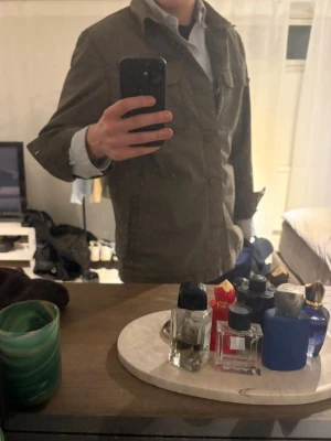 Barbour jacka  - En utility jacka från Barbour i superskick, och funkar som en jävligt. Bra overshirt eller jacka för lite kyligare dagar 