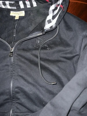 Burberry kofta helt ny Har inte använt den  -  Helt ny kofta har inte använt den. Jag köpte den Och den kom Står på mig Tag Är fortfarande på