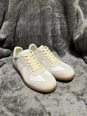 Snygga vita MM sneakers - Snygga vita sneakers, storlek 43, aldrig använda, kommer ej med box, skriv vid frågor!