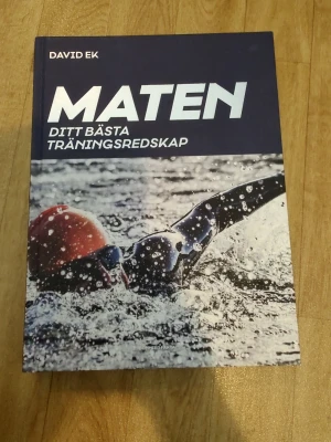 Maten Ditt bästa träningsredskap - David Ek - Upptäck hur rätt mat och träning kan ta din träning till nästa nivå! Den här boken ger dig insikter om hur kost och träning samverkar, samt massor av inspirerande recept. Perfekt för dig som vill prestera bättre och må bra i vardagen.