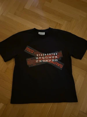 Margiela t shirt - Säljer denna maison margiela t shirten i topp skick. Skriv vid fler frågor och funderingar!