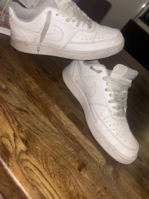 Nike skor  - Klassiska Nike sneakers i helvitt skinn med vit sula och snörning. Säljer dom pågrund av fel storlek inte alls använda många gånger men dom är sååå fin och super bra skick 🩷