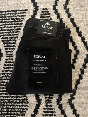 Svarta Replay Grover jeans straight fit - Svarta jeans från Replay, modell Grover med straight fit. Klassisk femficksdesign, power stretch-material och diskreta detaljer. Snygga och stilrena byxor som passar till många olika looks. Midja och ben i normal passform.