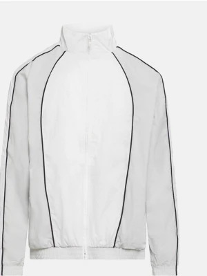 Vit vindjacka från Under Armour - Snygg vindjacka från Under Armour. Passar dig som värdesätter kvalitet då den används bäst emot vind och regn. Perfekt för en modern sportig look och enkel att matcha med det mesta.