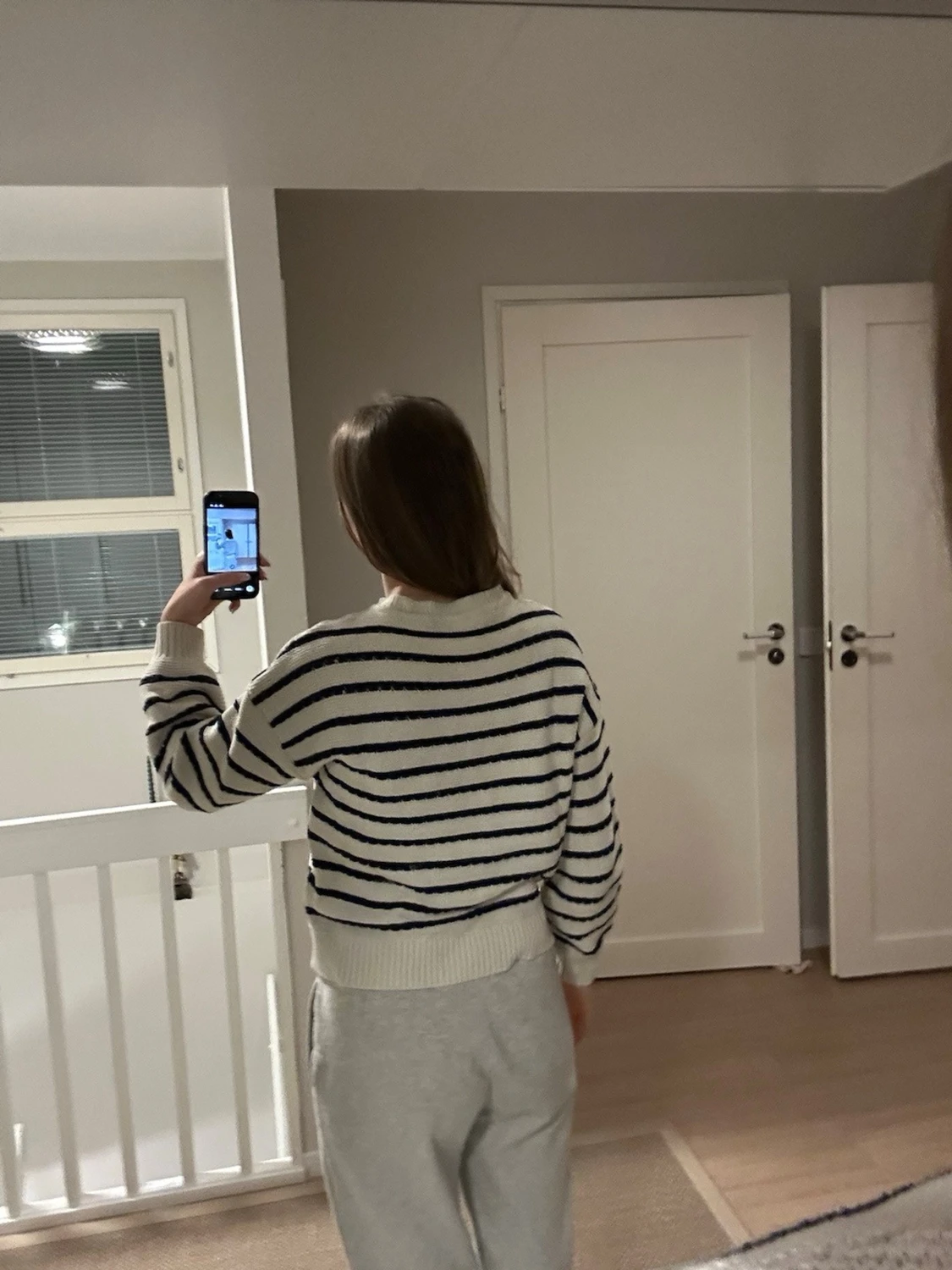 Randig stickad tröja i vitt och marinblått - 1