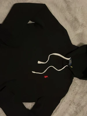 Svart Ralph lauren hodie - En svart och fräsch Ralph lauren hodie riktigt bra skick nästan inte använd, storlek S, påse finns