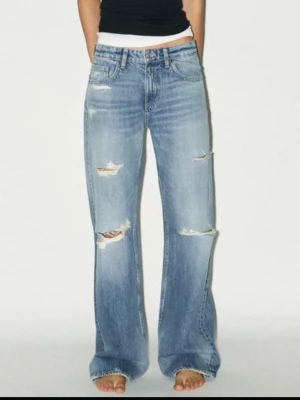 zara jeans - säljer dessa otroligt fina zara jeansen som är jätte populära! dom är stl 40 men passar mig som är runt stl 38 dom är uppsydda men kan såklart sprätta upp dom innan jag postar (om man vill)❤️ inga defekter och bra skick! pris kan diskuteras❤️