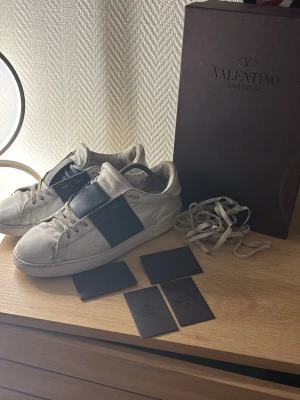 Valentino open skor mörkblåa  - Riktigt feta opens i använtskick men fortfarande mycket kvar och ge. Nypris runt 7k mitt pris endast 1299kr. Hör av dig vid funderingar och pris kan diskuteras. OBS! Bara extra skosnöre medkommer vid köp.