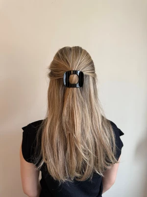 Svart platt hårklämma - Superfin trendig hårklämma, från Molli i färgen svart. Klämman är 8cm och är helt ny och oanvänd🖤 Finns även i färgerna vit och brun i min profil!