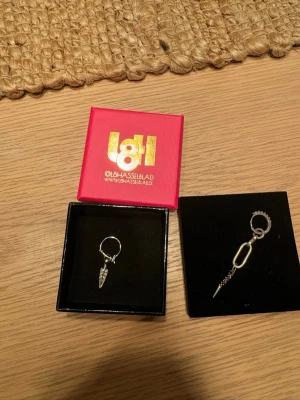 Örhängen L8H  - Så coola örhängen ifrån Lotta hasselblad i silver. Nypris ca 600 kr st. 