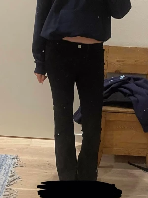 Svarta bootcut byxor från Lindex - Säljer ett par svarta bootcut byxor från Lindex, modell Freja. De har normal passform, klassisk femficksdesign och är tillverkade i mjuk bomullsmix med lite stretch. Snygga till sneakers eller boots och perfekta för dig som gillar en enkel men trendig look.