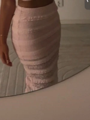 Ljusrosa två delad sett med volangdetaljer - Ljusrosa två delad sätt, perfekt till sommar eller fest