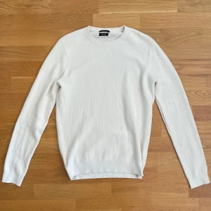 Massimo dutti tröja - Nu säljer jag en as fet massimo dutti tröja. Den är fläckfri och i bra skick. Priset är ej hugget i sten och kan diskuteras vid snabb affär! Vid funderingar är det bara att höra av sig!