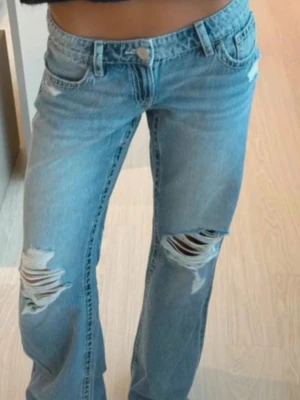 Ripped jeans gina  - Gina tricot jeans in size 38/M. As new only worn once and they are the wrong size for me. Original price 450kr